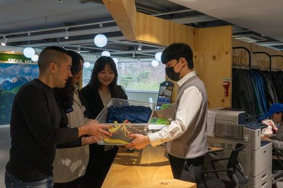 서울 도심 등산관광센터. 등산용품 대여는 물론 다양한 여행 정보를 얹을 수 있는 장소다.