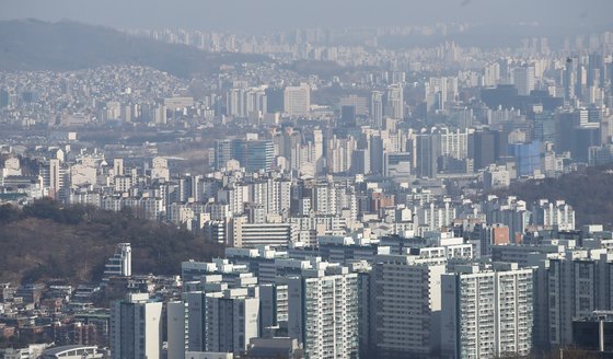 서울 남산타워에서 바라본 아파트 단지 모습. 뉴스1