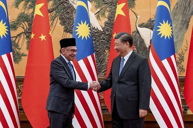 ▲악수하는 시진핑 중국 국가주석과 안와르 말레이시아 총리