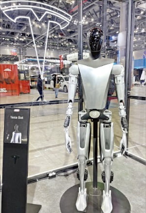 테슬라 인간형 로봇 ‘옵티머스’.   /백수전 기자