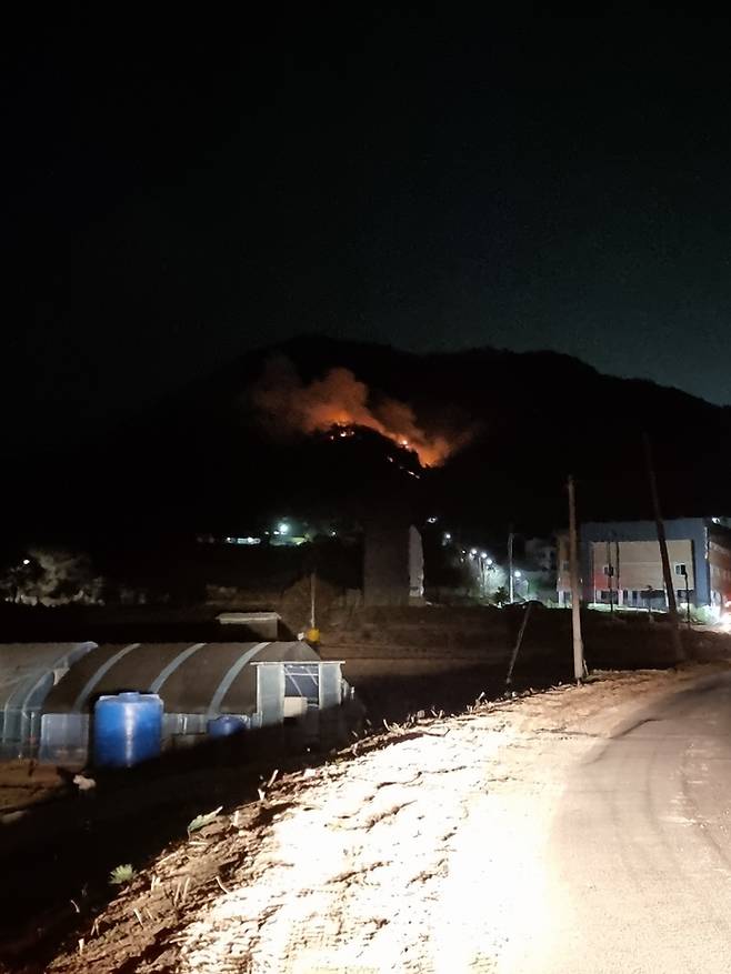 경기 포천시 영북면 산불이 31일 밤 진화 20시간 만에 재발화해 소방당국이 진화 중이다. 경기북부소방재난본부 제공