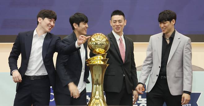 캐롯 이정현, KGC 변준형, LG 이관희, SK 김선형(왼쪽부터)이 31일 서울 송파구 올림픽파크텔에서 열린 2022~2023 SKT 에이닷 프로농구 플레이오프 미디어데이 행사에서 우승 트로피를 바라보며 웃고 있다. 연합뉴스