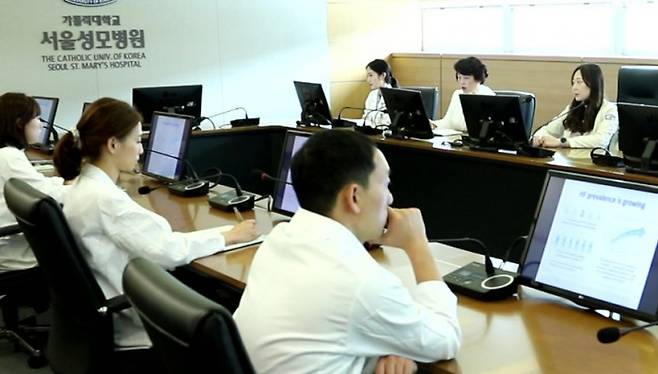 심뇌혈관병원 엘바드 다학제팀이 심부전 환자에 대한 최선의 치료법을 도출하기 위한 회의를 하고 있다. 서울성모병원 제공