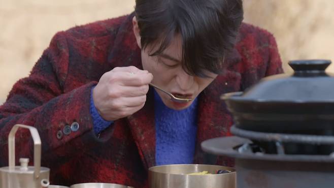 A Netflix screenshot shows actor Ryu Soo-young from "A Nation of Broth" (Netflix, ELTV)