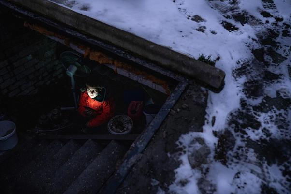 포격이 끝난 후에도 지하창고 밖으로 나오려 하지 않는 소년 블라디슬라우 빈차르스키(호스토멜, 2023년 2월). KISH KIM 사진