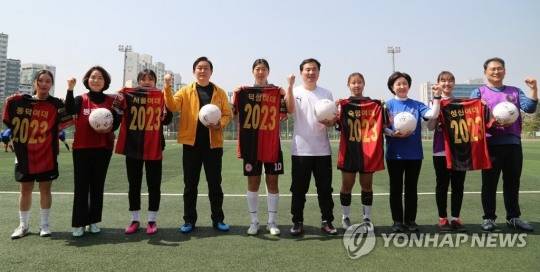 31일 서울 노원구 서울과학기술대학교 축구장에서 열린 제1회 한국여자대학 스포츠 교류전 개막식에서 각 대학의 총장과 축구동아리 주장이 후원사인 FC서울의 유니폼과 사인볼을 들고 기념 촬영하고 있다. [5개 여자대학 제공]