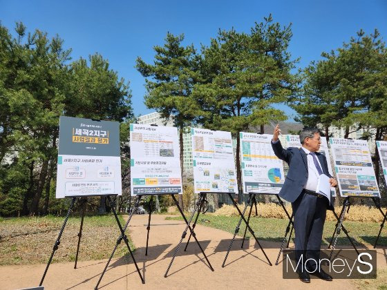 김헌동 서울주택도시공사(SH공사) 사장은 30일 강남 자곡동 해찬솔근린공원에서 열린 SH공사 기자설명회를 통해 한국토지주택공사(LH)의 택지 분양과 분양전환 공공임대주택사업에 대해 공개 비판했다. LH는 출범 초반에 토지임대부주택을 공급했지만 정부와 정치권의 공공기관 부채감축 정책에 따라 택지를 매각해 돈을 버는 '땅장사'에만 집중, 공공기관의 역할을 못한다고 주장했다./사진=정영희 기자