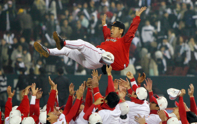 2008년 10월 31일 두산을 꺾고 한국시리즈 우승이 확정되자, SK 선수들이 김성근 감독을 헹가래 치고 있다.  연합뉴스