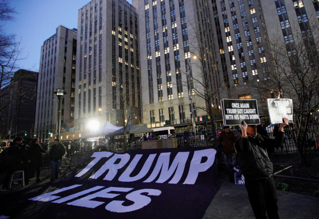 트럼프 전 대통령이 전격 기소된 30일 뉴욕 맨해튼 형사법원 앞에 ‘트럼프는 거짓말을 하고 있다’는 대형 플래카드가 내걸려 있다. 로이터연합뉴스