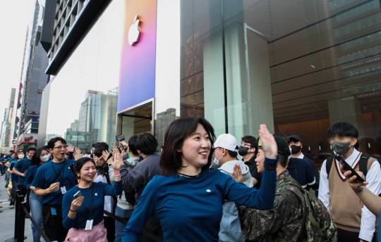 31일 오후 서울 강남구 애플스토어 강남에서 직원들이 정식개점을 앞두고 시민들과 인사하고 있다. 뉴시스