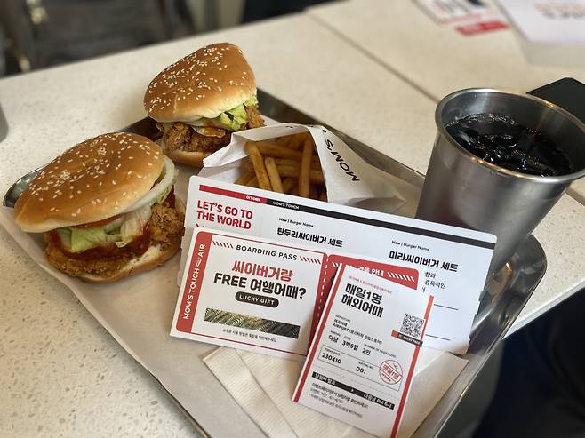 맘스터치가 출시한 신메뉴 ‘탄두리싸이버거(오른쪽)’와 ‘마라싸이버거’ 신주희 기자