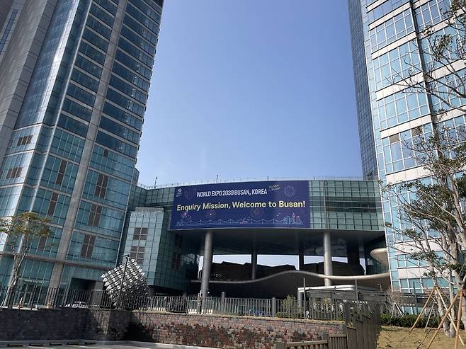 [부산=뉴시스] 시그니엘 부산 외부에 부산엑스포 유치 기원을 담은 현수막이 펄럭이고 있다. (사진=김래현 기자) rae@newsis.com  *재판매 및 DB 금지