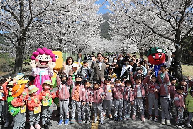 '제1회 고창 벚꽃축제'의 화려한 막이 오른 가운데 벚꽃놀이에 나선 어린이들과 심덕섭 군수(뒷줄 가운데)가 함께 사진을 찍고 있다. *재판매 및 DB 금지
