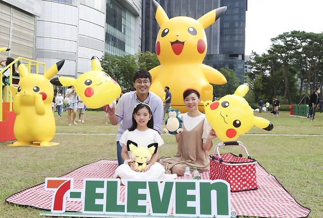 [서울=뉴시스] 김근수기자 = 편의점 세븐일레븐이 포켓몬코리아와 함께 서울 송파구 롯데월드타워 광장에 16일부터 다음달 12일 까지 15미터 대형 피카츄 아트벌룬과 함께 포켓몬 주제로 플레이존을 조성한다. 16일 오전 서울 송파구 롯데월드타워 광장에서 모델들이 피카츄 아트벌룬 앞에서 포즈를 취하고 있다. 2022.08.16. ks@newsis.com