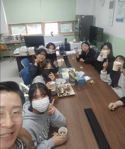 박봉률 교장은 학생들에게 핫초코를 직접 타주며 상담을 해 주기도 한다. 양산 서창중학교 제공