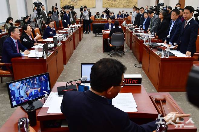 31일 서울 여의도 국회에서 열린 정순신 자녀 학교폭력 진상조사 및 학교폭력 대책 수립을 위한 청문회에서 유기홍 위원장이 청문회 일정 변경의 건을 표결하고 있다. 청문회는 공황장애와 피고발 사건 수사를 이유로 불출석 사유서를 제출하고 불참한 정순신 변호사의 출석을 요구하는 야당 의원들의 요구로 의결을 거쳐 4월 14일로 연기 됐다. 윤창원 기자