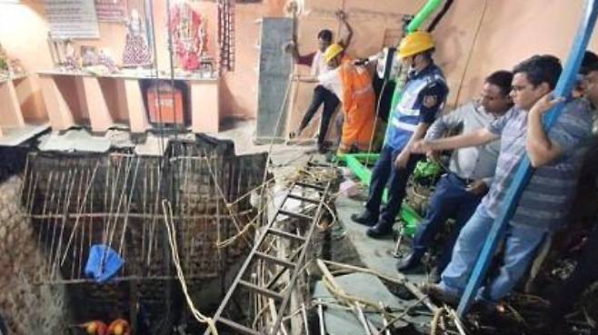 붕괴 사고가 발생한 인도 중부의 힌두교 사원. 연합뉴스