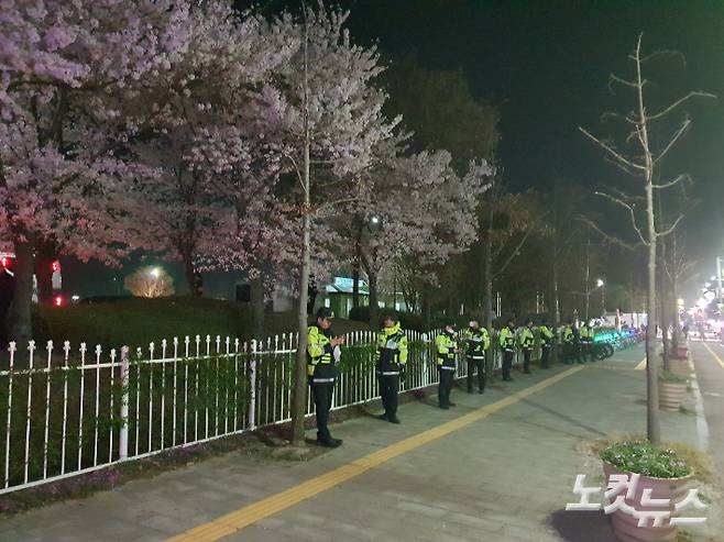 정원박람회장 동문 근처에 경력이 배치돼 있다. 고영호 기자