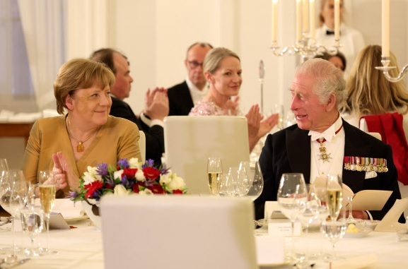 29일(현지시간) 독일을 국빈방문한 영국 국왕 찰스 3세(오른쪽)가 독일 대통령 관저 벨뷔궁에서 열린 국민만찬 때 헤드 테이블에 앉은 앙겔라 메르켈 전 독일 총리(왼쪽)와 대화하며 환하게 웃고 있다.    베를린=AP연합뉴스