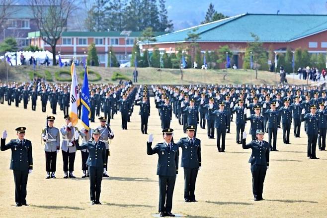 31일 전북 익산시 여산면 육군부사관학교에서 열린 22-5기 부사관 임관식에서 신임 하사관들이 선서를 하고 있다. 육군부사관학교 제공