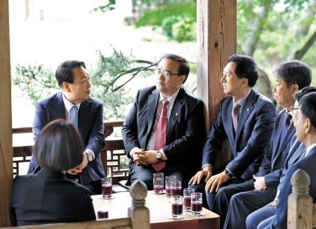 윤석열 대통령(왼쪽에서 두번째)이 지난해 6월14일 서울 종로구 삼청동의 한 음식점에서 유럽연합(EU) 특사단의 보고를 받고 있다. 이날 보고에는 김성한(윤 대통령 기준 시계 방향으로) 국가안보실장과 특사단장인 당시 김기현 국민의힘 의원, 김대기 대통령 비서실장 등이 참석했다. 김기현 의원실 제공