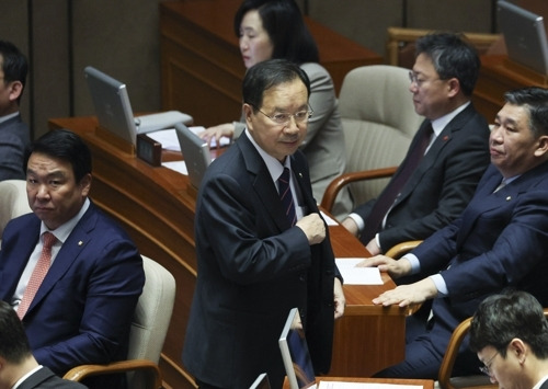 자리로 향하는 하영제 의원 - 불법 정치자금 수수 등 혐의로 구속영장이 청구된 국민의힘 하영제 의원이 30일 오후 국회에서 열린 본회의에서 본인의 체포동의안에 대한 신상발언을 마친 뒤 자리로 돌아가고 있다.  연합뉴스