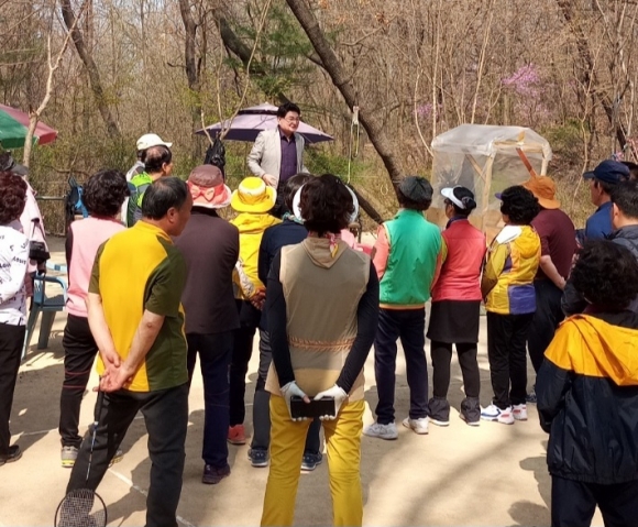 지난 30일 ‘개나리배드민턴클럽’ 회원들과 초안산 근린공원 일대에서 봄맞이 환경정화 활동을 펼친 홍국표 의원