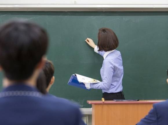 한 고등학교 교사가 학생의 학교생활기록부에 부정적인 평을 썼다가 소송에 걸렸던 사연을 소개했다(위 기사와 관련 없음). 아이클릭아트