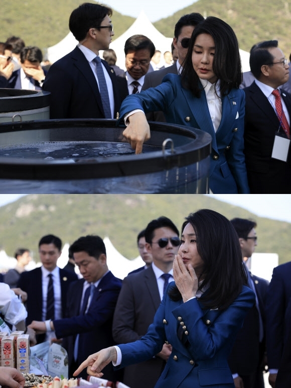 김건희 여사가 31일 경남 통영 영운항에서 열린 제12회 수산인의 날 기념식에 참석해 활수산물 부스를 둘러보고 있다. 통영 뉴시스