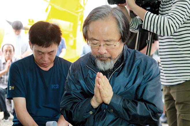 세월호 사고수습대책본부장이었던 이주영 당시 해양수산부 장관이 2014년 8월19일 팽목항에서 기도를 하고 있다. ⓒ연합뉴스