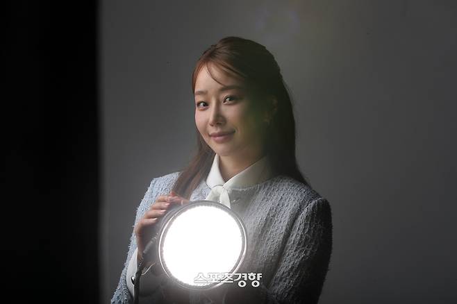 KBS2 드라마 ‘삼남매가 용감하게’ 출연 배우 문예원이 지난 23일 스포츠경향과 인터뷰에 앞서 포즈를 취하고 있다. 사진 정지윤 선임기자