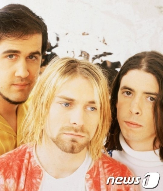 미국 얼터너티브 록밴드 너바나(Nirvana)의 멤버들. 리더이자 기타와 보컬을 맡은 커트 코베인(가운데), 베이시스트 크리스 노보셀릭(왼쪽), 드러머 데이브 그롤(오른쪽). /사진= News1