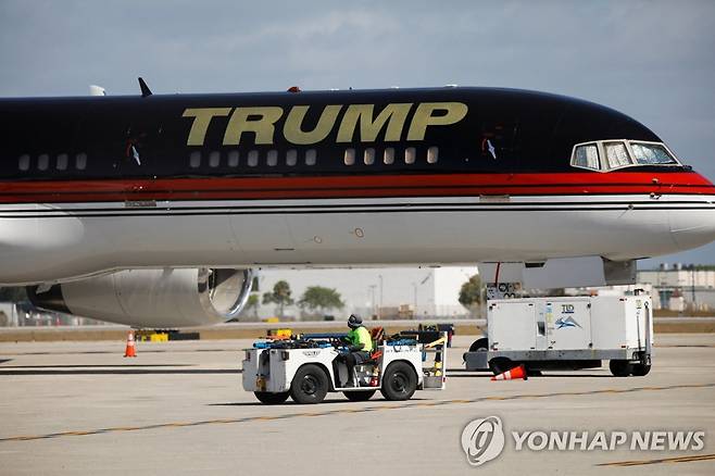 플로리다주 팜비치공항에 있는 트럼프 전용기 [로이터 연합뉴스 자료사진]