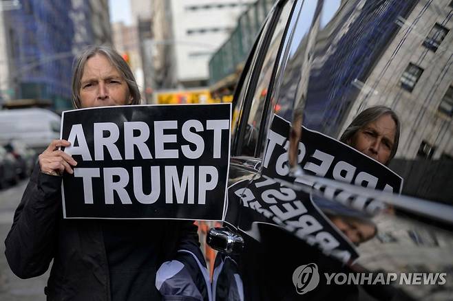 뉴욕에서 트럼프 체포 촉구하는 시위자 [AFP 연합뉴스 자료사진]