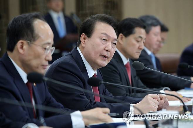 비상경제민생회의에서 발언하는 윤석열 대통령 (서울=연합뉴스) 안정원 기자 = 윤석열 대통령이 29일 서울 용산 대통령실 청사에서 열린 제15차 비상경제민생회의에서 발언하고 있다. 2023.3.29 [대통령실통신사진기자단] jeong@yna.co.kr