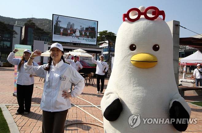 순천 호수공원서 부산엑스포 유치 기원 플래시몹 (순천=연합뉴스) 조남수 기자 = 순천만국제정원박람회 개막식이 열리는 31일 오후 전남 순천시 조례호수공원에서 부산엑스포 드림원정대가 2030 부산세계박람회(엑스포) 유치 기원 홍보하는 플래시몹을 선보이고 있다. 2023.3.31 iso64@yna.co.kr