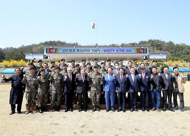 31일 충용 8군단의 창설 36주년을 축하하기 위해 참석한 군단 주요 직위자와 내외 귀빈이 기념 촬영하고 있다.[육군 8군단 제공·재판매 및 DB 금지]