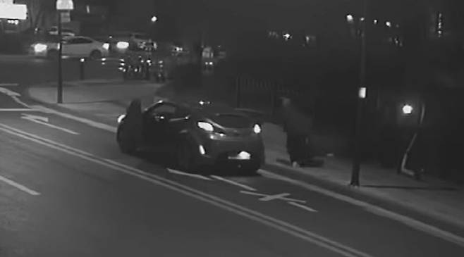 저항하는 피해자 여성을 차로 끌고가는 모습. 인근 CCTV