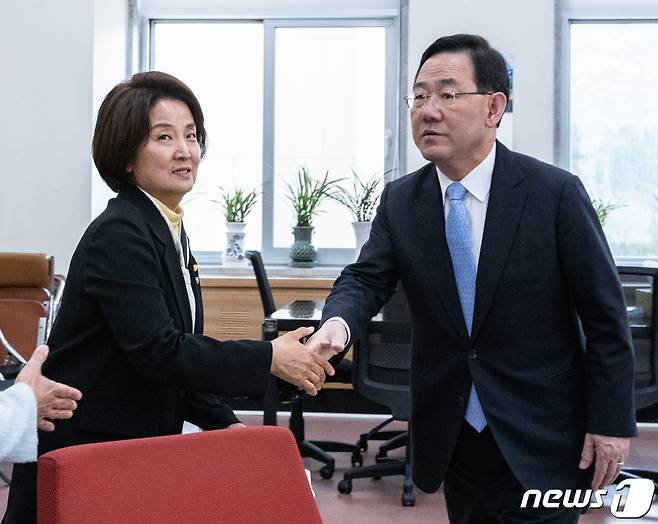 주호영 국민의힘 원내대표(오른쪽)와 이은주 정의당 원내대표가 29일 오전 서울 여의도 국회에서 만나 악수하고 있다. 2023.3.29/뉴스1 ⓒ News1
