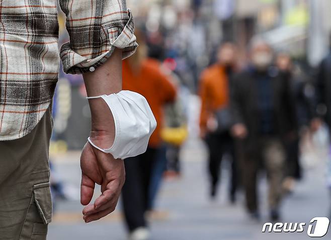 지난 달 29일 서울 중구 명동거리에서 마스크를 벗은 시민의 모습. 2023.3.29/뉴스1 ⓒ News1 김도우 기자