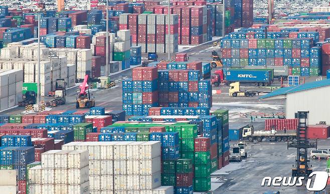 경기 평택항 수출 야적장에 컨테이너들이 쌓여있다. 2022.12.19/뉴스1 ⓒ News1 안은나 기자