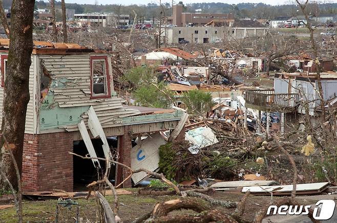 31일(현지시간) 미국 아칸소주 리틀록에서 토네이도의 여파로 손상된 주택들의 모습. 2023.03.31/뉴스1 ⓒ AFP=뉴스1 ⓒ News1 김민수 기자