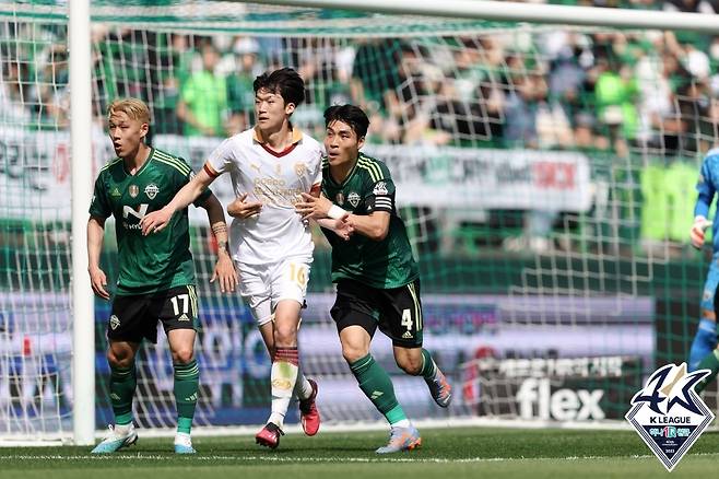 전북과 포항의 경기 모습(한국프로축구연맹 제공)