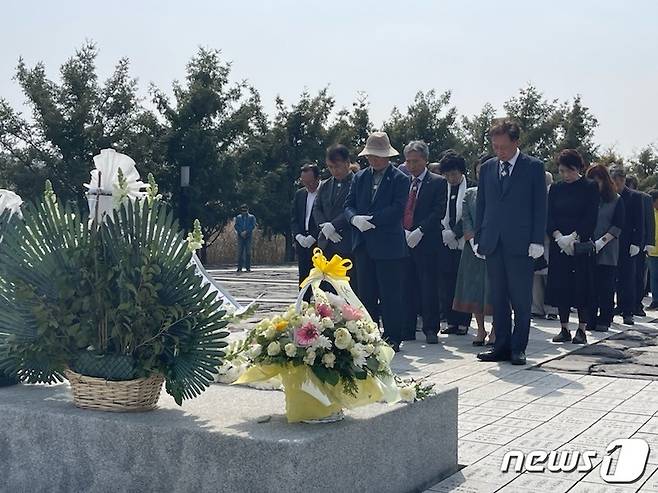 1일 오후 거행된 제주 4·3 추념식에서 참석자들이 노 전 대통령 묘역에서 묵념하고 있다.(노무현재단 제공)
