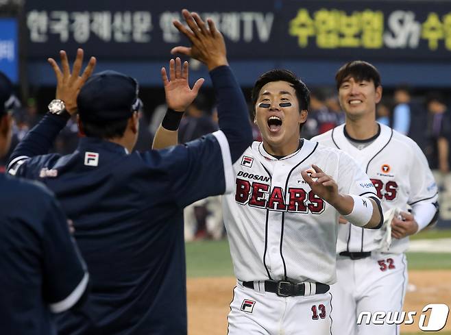 1일 오후 서울 송파구 잠실야구장에서 열린 2023 신한 SOL KBO리그 롯데 자이언츠와 두산 베어스의 개막 경기, 연장 11회 접전 끝에 12대10 승리를 거둔 두산 허경민이 이승엽 감독과 하이파이브를 하고 있다. 2023.4.1/뉴스1 ⓒ News1 김진환 기자