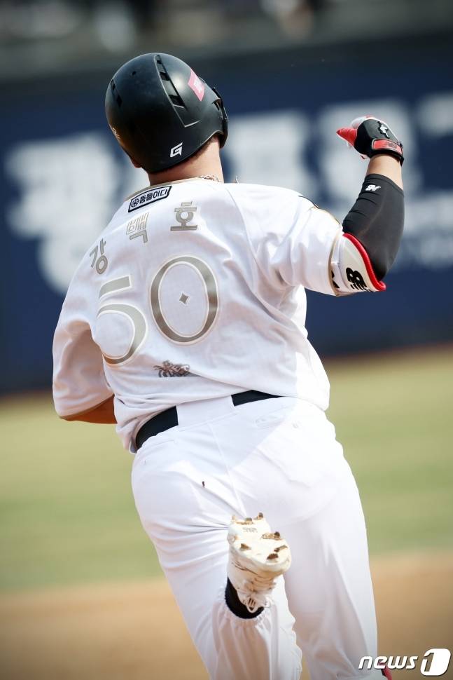 KT 위즈 강백호가 1일 경기 수원 케이티위즈파크에서 열린 2023 신한은행 SOL KBO리그 LG 트윈스전에서 3회말 솔로홈런을 친 뒤 그라운드를 돌고 있다. (KT 위즈 제공)