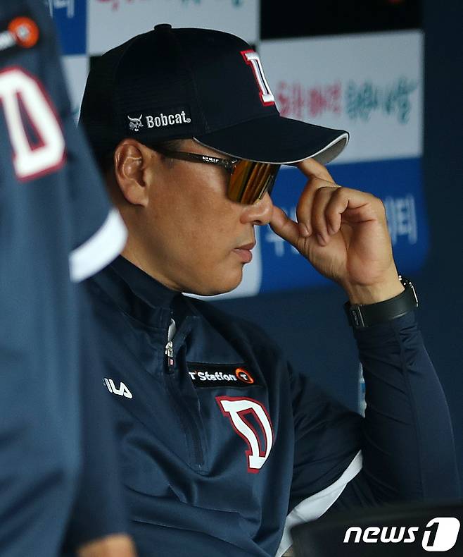 1일 오후 서울 송파구 잠실야구장에서 열린 2023 신한 SOL KBO리그 롯데 자이언츠와 두산 베어스의 개막 경기, 두산 이승엽 감독이 경기를 지켜보고 있다. 2023.4.1/뉴스1 ⓒ News1 김진환 기자