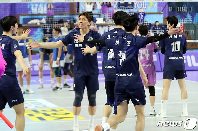 30일 오후 인천 계양체육관에서 열린 프로배구 도드람 2022-2023 V리그 챔피언결정전 1차전 남자부 대한항공과 현대캐피탈의 경기에서 세트스코어 3대1로 승리한 대한항공 선수들이 기뻐하고 있다. 2023.3.30/뉴스1 ⓒ News1 황기선 기자