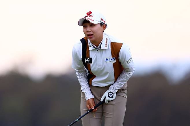 김효주가 1일(한국시간) 파로스 베르데스 골프클럽에서 열린 LPGA투어 디오임플란트 LA오픈 2라운드에서 걱정스러운 얼굴로 타구를 지켜보고 있다. 파로스베르데스(미 캘리포니아주) | AFP 연합뉴스