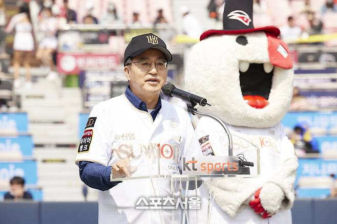 1일 수원 KT 위즈파크에서 열린 2023 프로야구 개막전서 김동연 지사가 축사를 하고 있다.